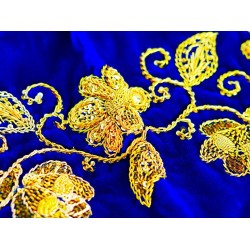 La broderie bleue aux fils dorés